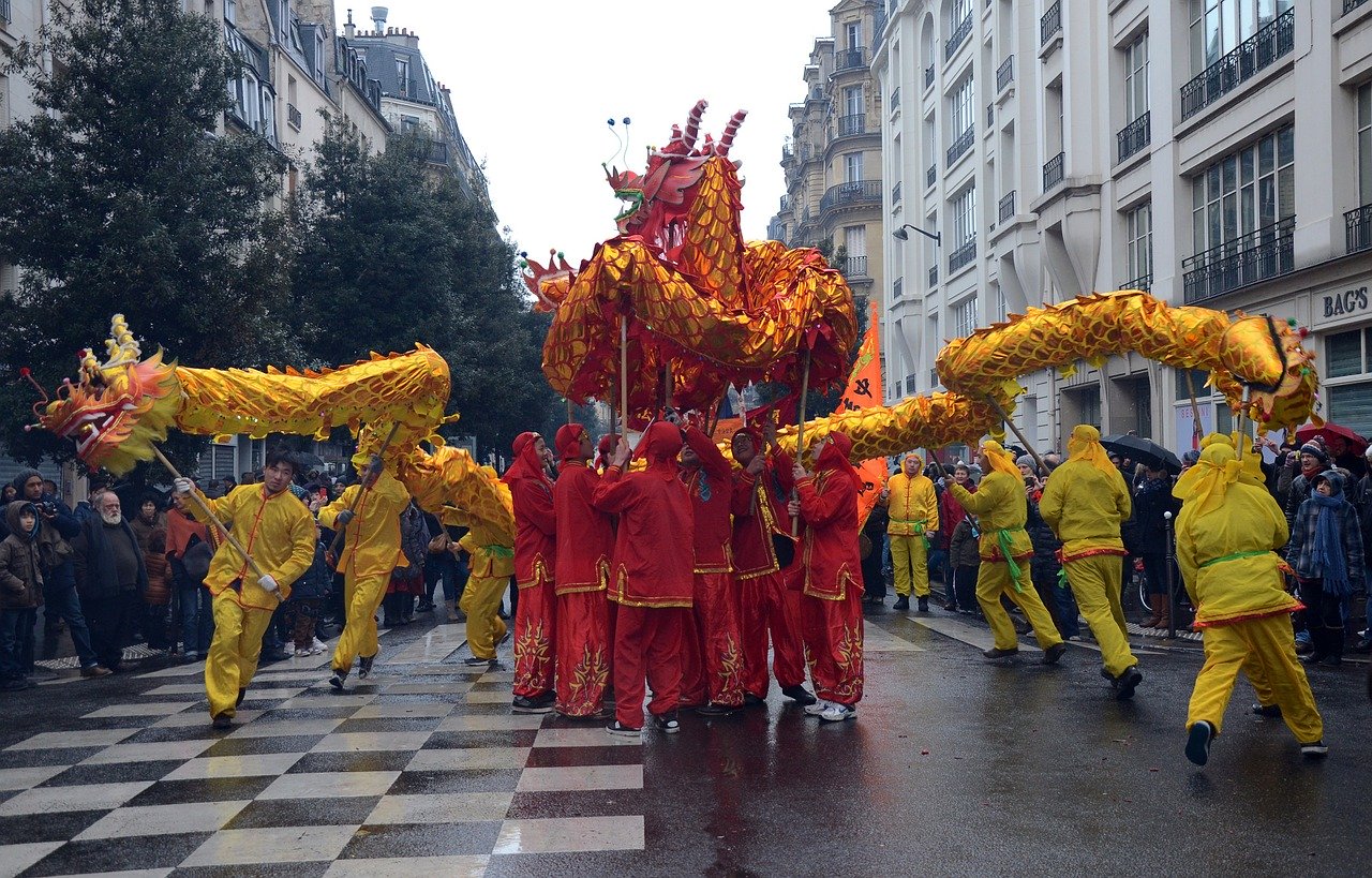 Danza del dragón en las calles de París