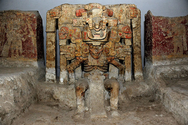 Impresionante altar al dios de la muerte azteca, modelado en barro